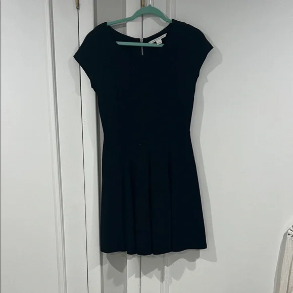 Elegant Black Cap Sleeve Dress - Picture 5 of 15